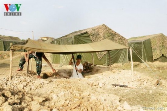 Binh sĩ quân đội Việt Nam dựng lều vải